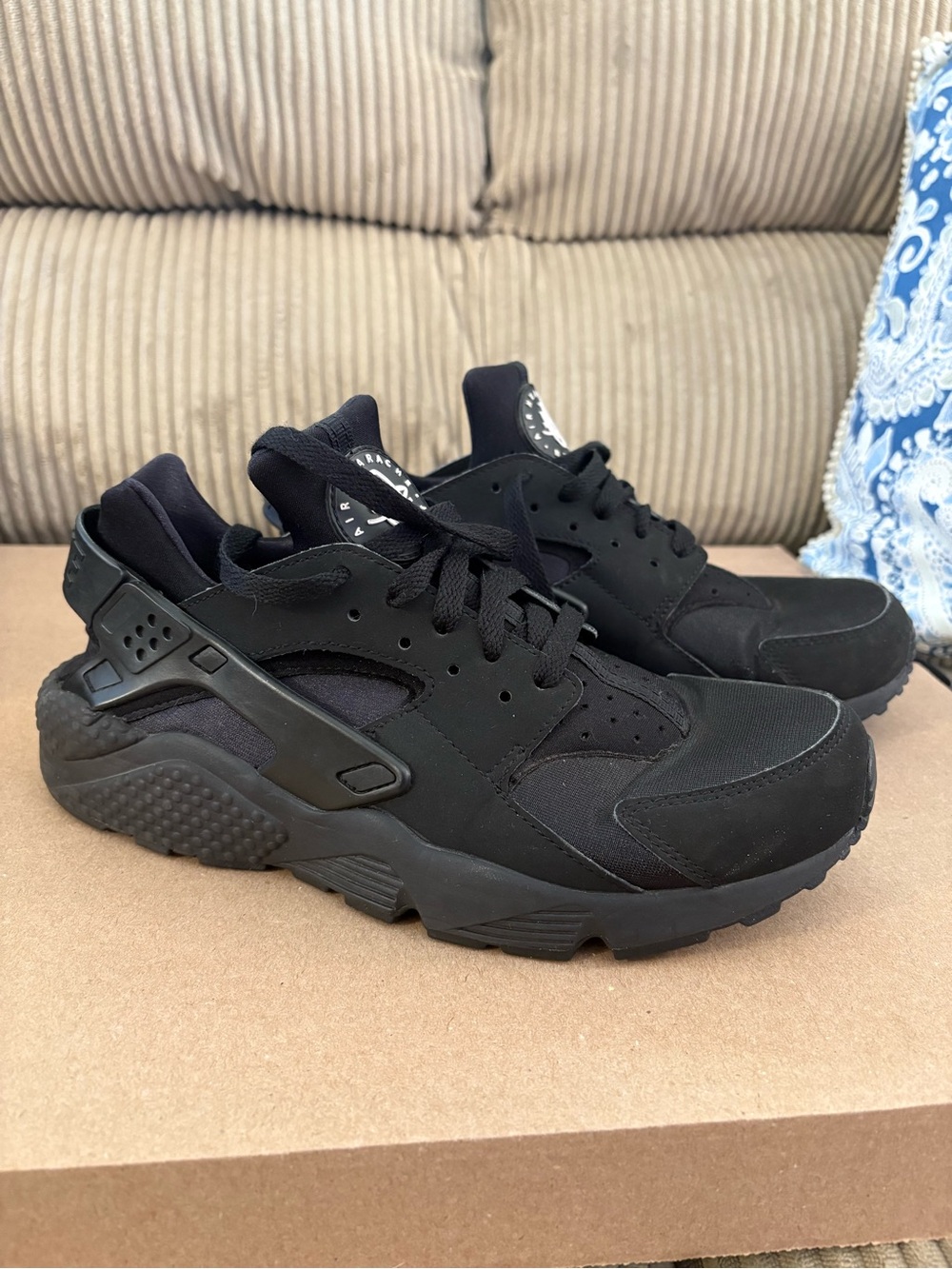 Nike Air Huarache "Triple Black" Like New (Size 8/Fits a Womens 8)